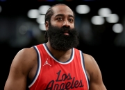 米兰体育官方网站-火箭客场战胜国王，哈登三双表现全方位引领胜利