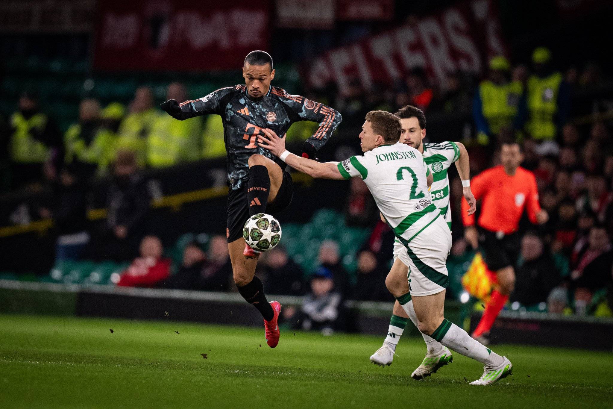 拜仁大胜，轻松晋级欧冠八强