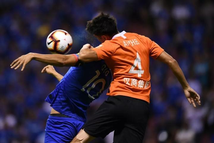 边路速度型前锋连入两球，对手疲于防守无力反击的简单介绍