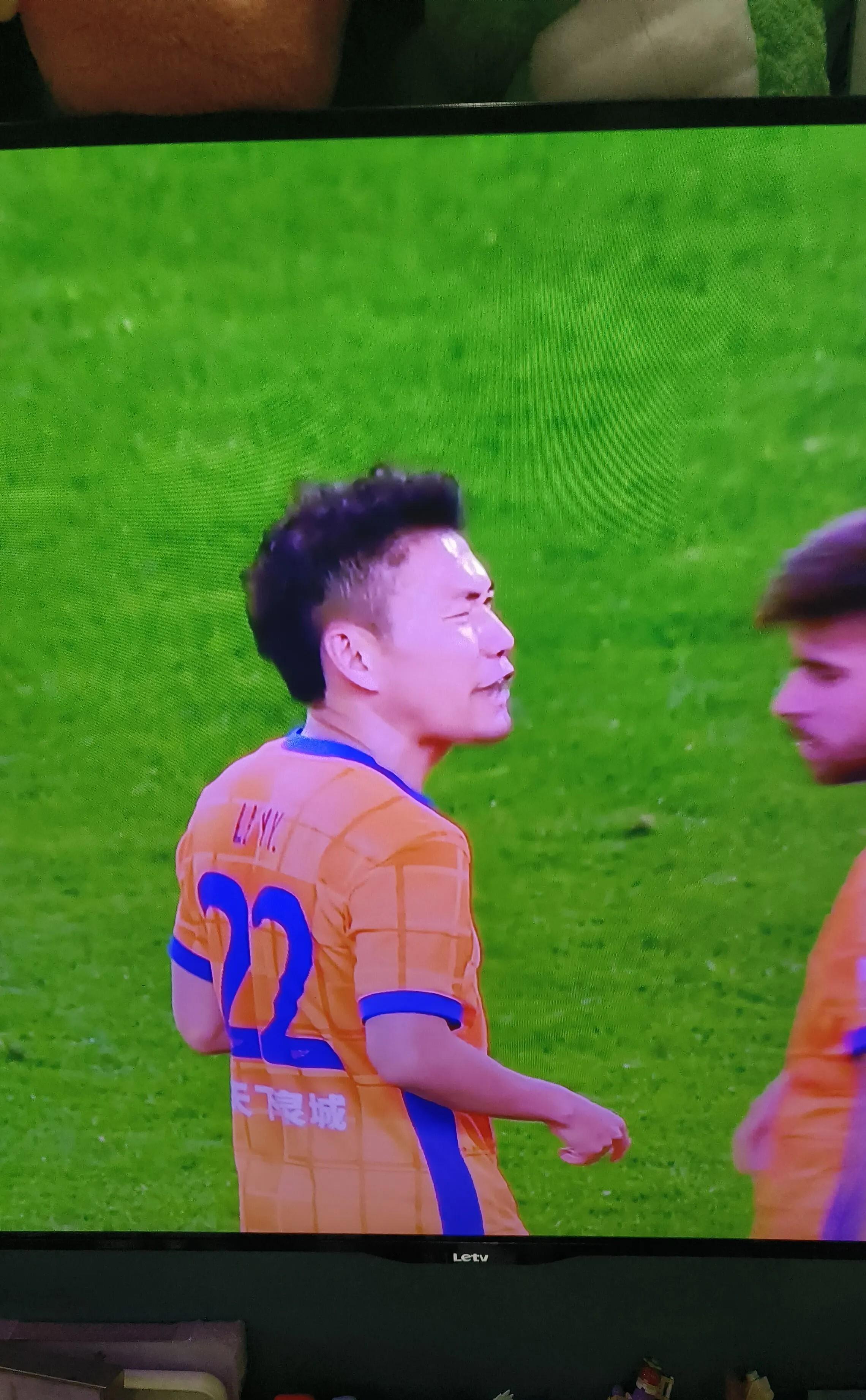 主教练精心部署战术，助力球队奋战赛场