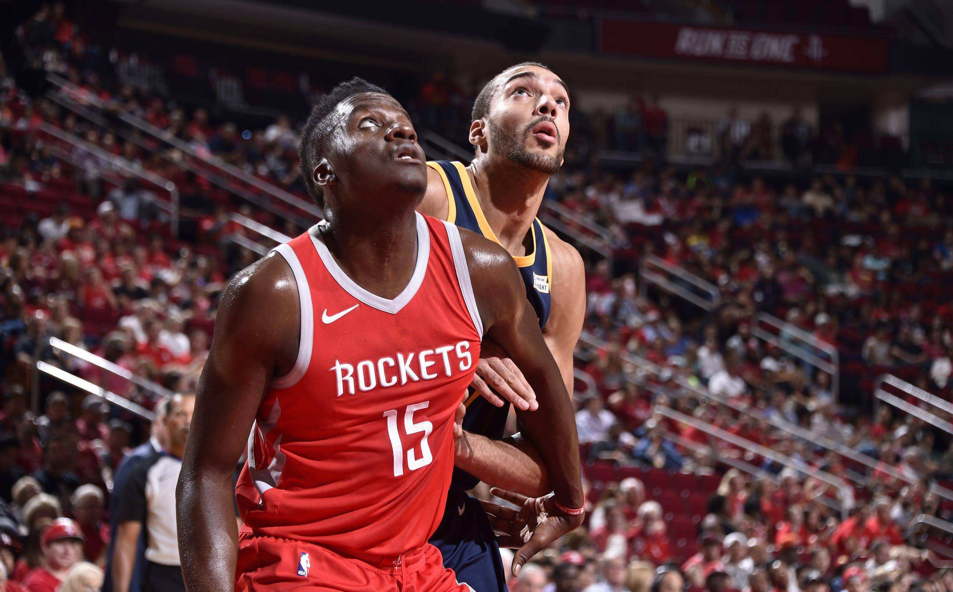 卡佩拉与哈登携手帮助火箭战胜对手