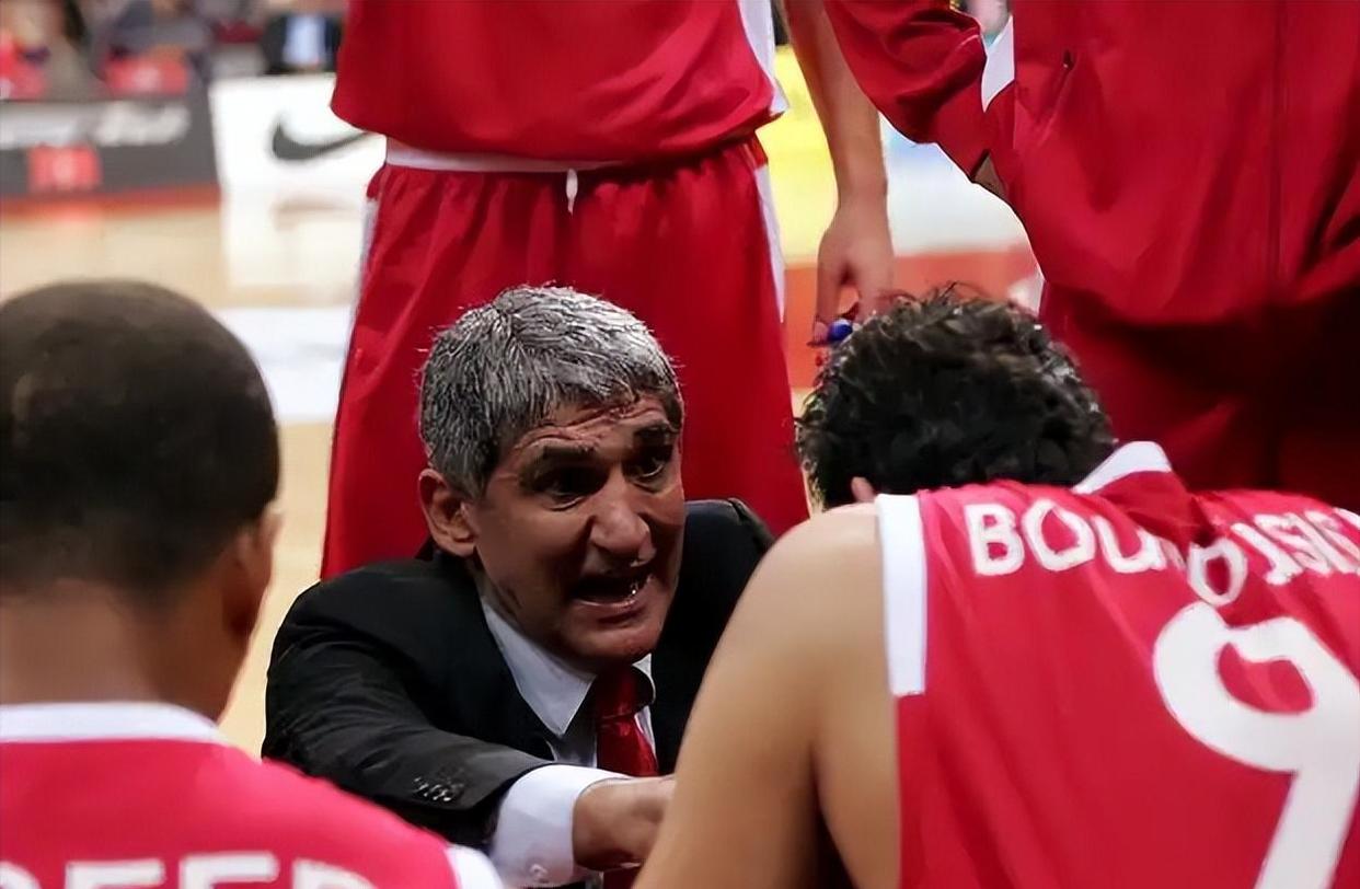 重庆男篮遭遇团队危机，教练组积极应对的简单介绍