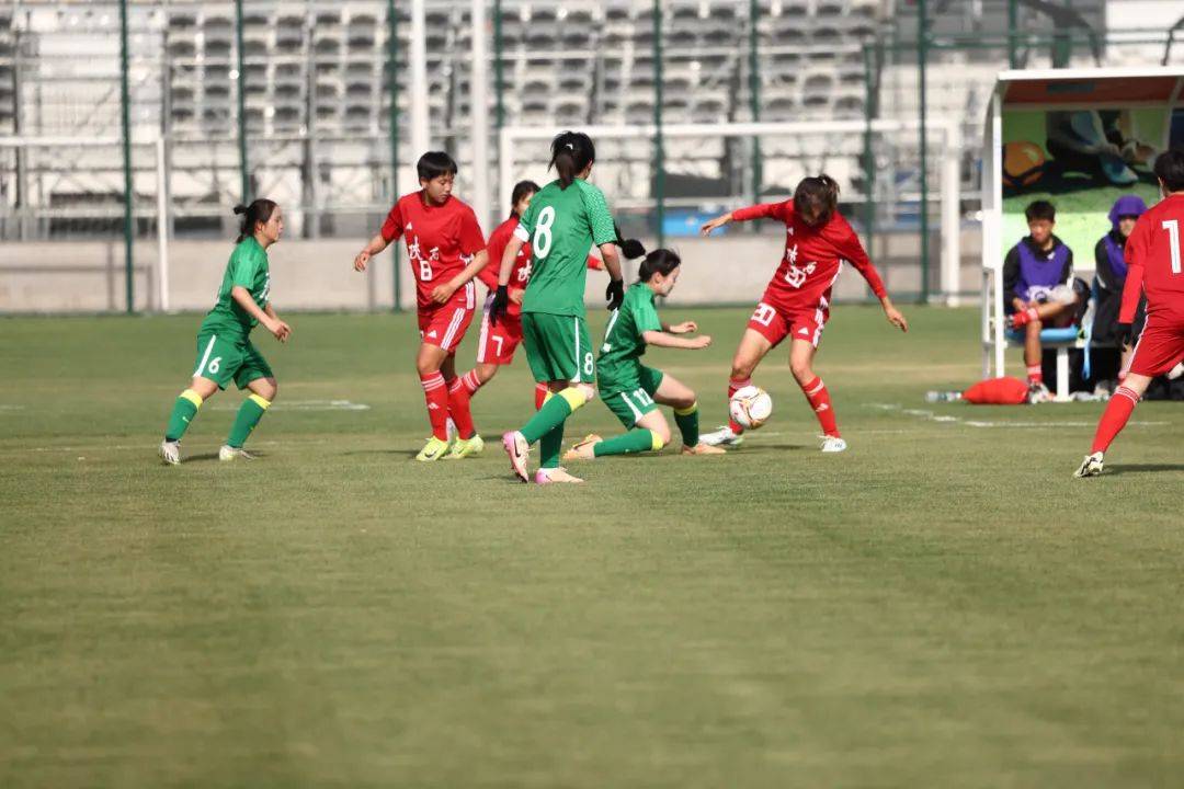 精彩的女足比赛吸引了大批球迷的关注