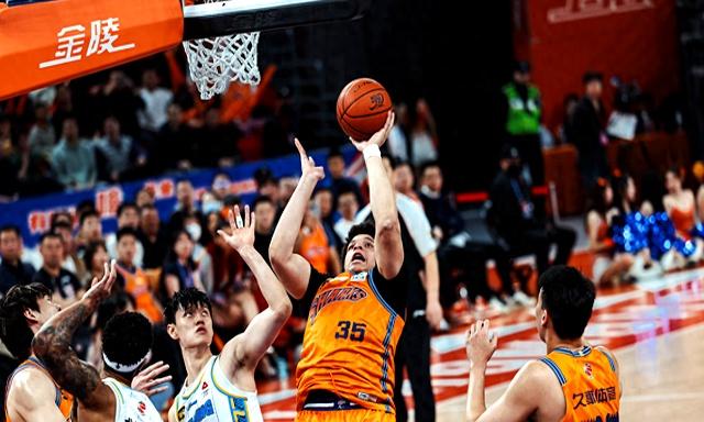 黑山队在比赛中遭遇挑战，但最终取得胜利