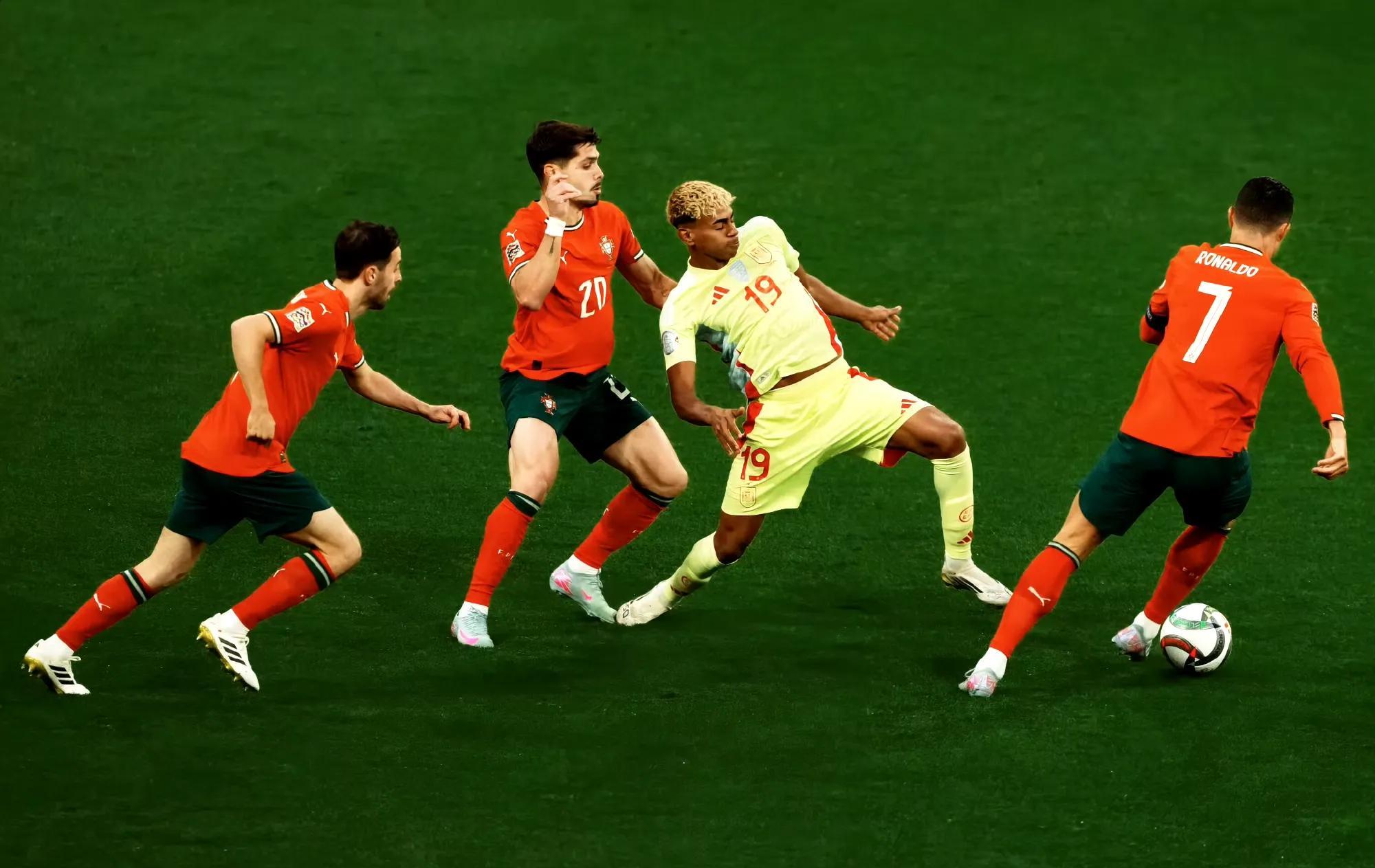 包含葡萄牙战胜西班牙，实现晋级前进的词条