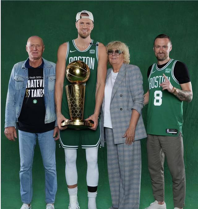 尼克斯胜骑士，波尔津吉斯得分王