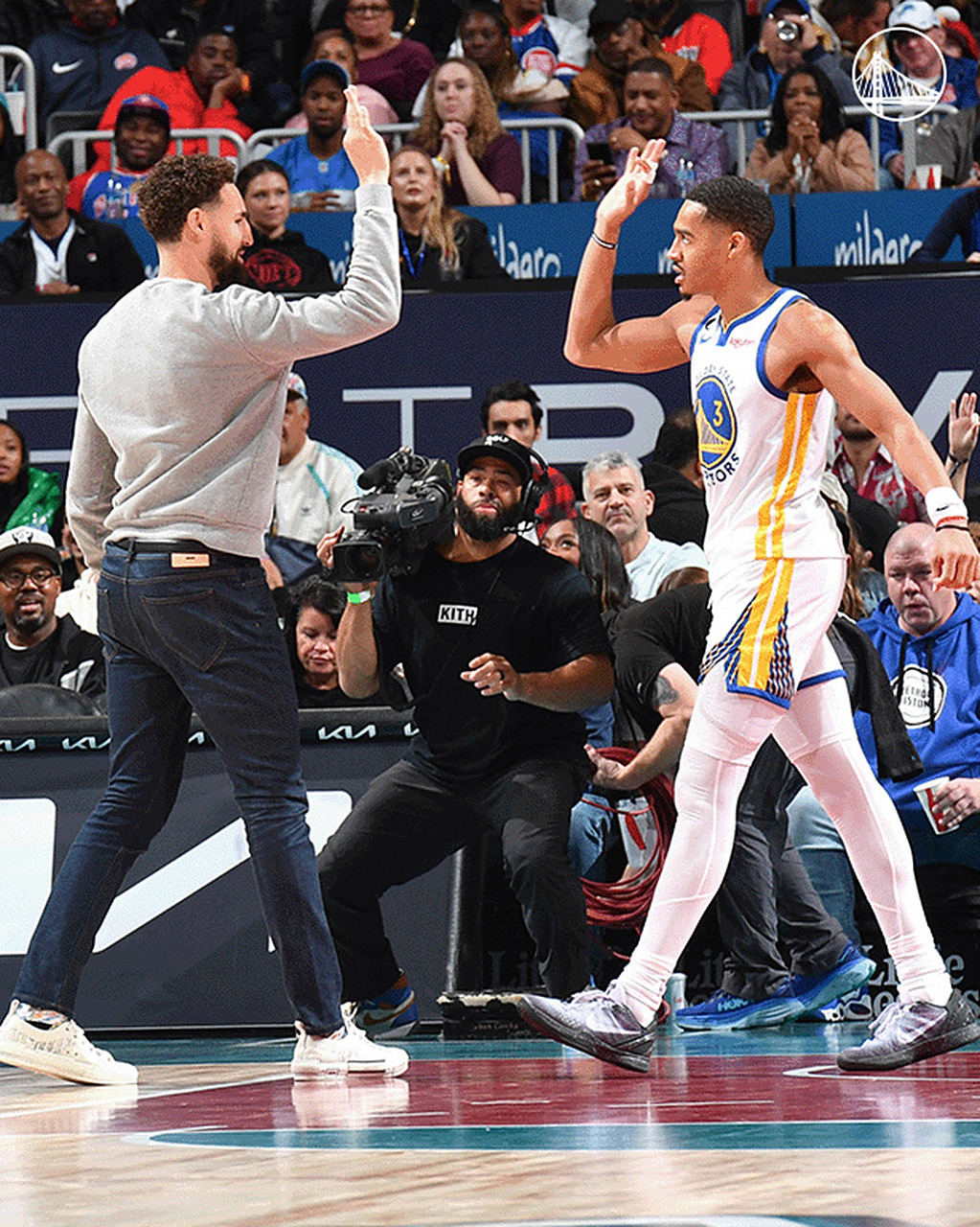 火箭客场逆转黄蜂结束两连败