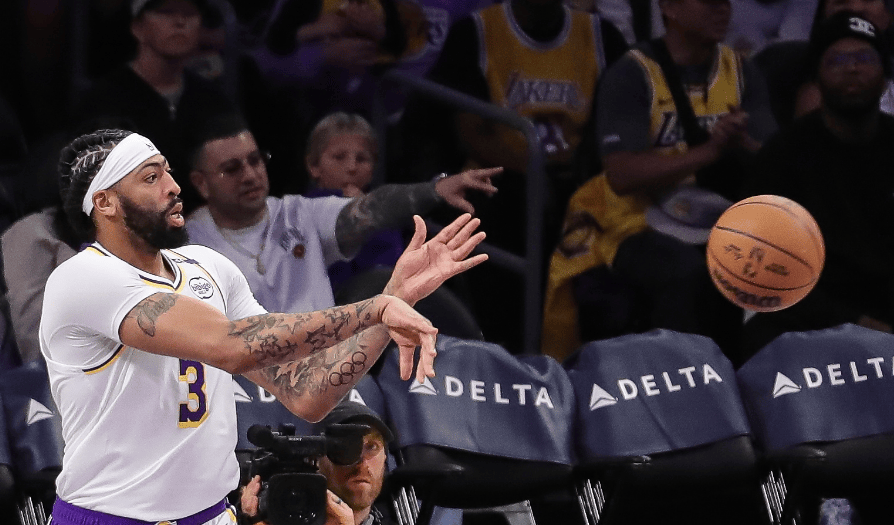 勇士在主场险胜湖人保住榜首