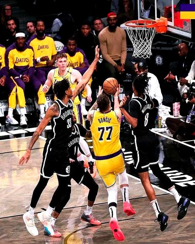 篮网主场大胜尼克斯，轻松取胜